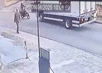 Câmera registra colisão frontal de motociclista com caminhão em Colombo