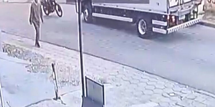 Câmera registra colisão frontal de motociclista com caminhão em Colombo