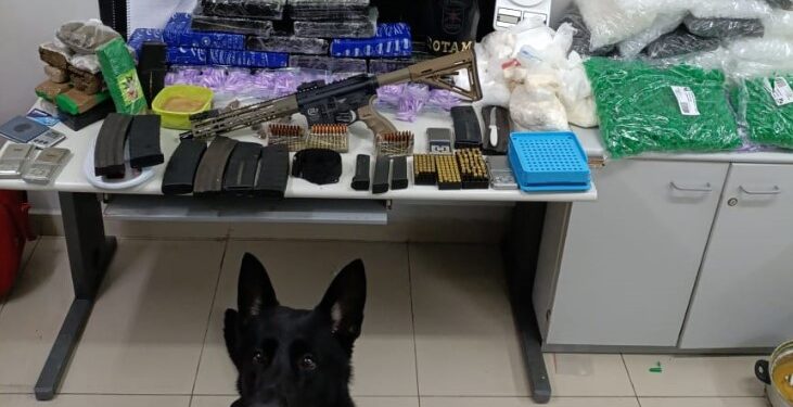 ROTAM e CIOC apreendem fuzil e muita droga no bairro Portão