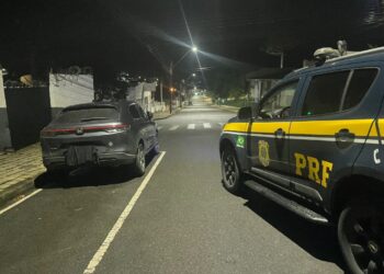 PRF aborda em Campina Grande do Sul, SUV que foi roubada no Rio de Janeiro
