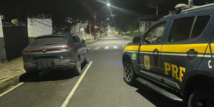 PRF aborda em Campina Grande do Sul, SUV que foi roubada no Rio de Janeiro