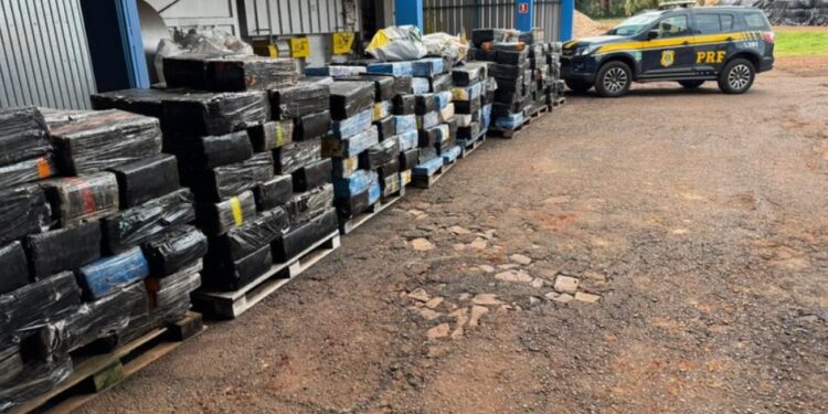 PRF apreende quase 7,5 toneladas de maconha e skunk escondidas em carga de soja