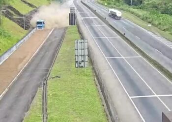 Vida salva: Carreta carregada com farelo de soja acessa área de escape da BR-277