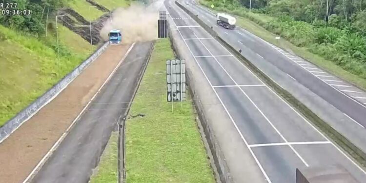 Vida salva: Carreta carregada com farelo de soja acessa área de escape da BR-277