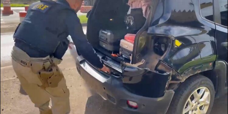 PRF apreende 46 quilos de pasta base de cocaína em veículo clonado na BR-277