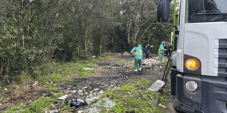 Regional Tatuquara recolhe 4930 quilos de entulho em área próxima a Ecoponto. Veja onde descartar corretamente resíduos domésticos