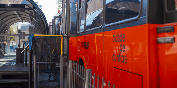 Urbs vai implantar dispositivos contra fura-catracas nas estações-tubo