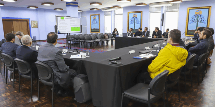 Prefeito inicia o trabalho para adotar fiação elétrica subterrânea em Curitiba