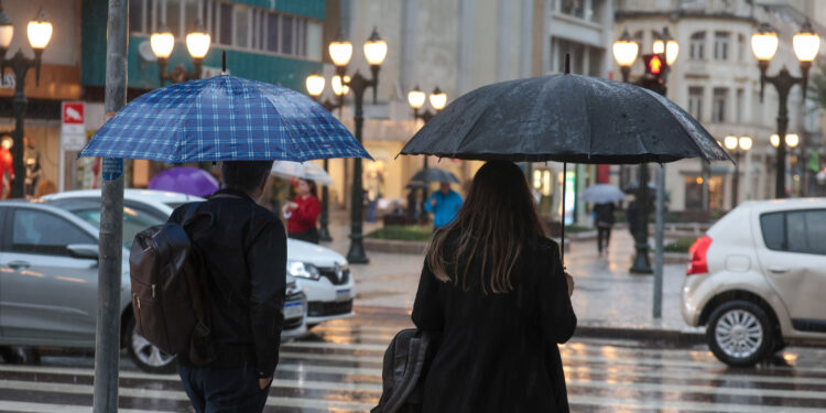 Nova frente fria trará chuva e queda das temperaturas ao Paraná, prevê Simepar