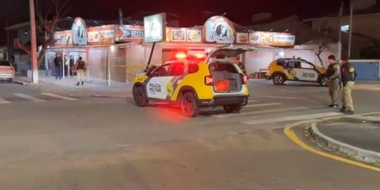 Cadeirante mata homem durante briga em bar e foge em Araucária
