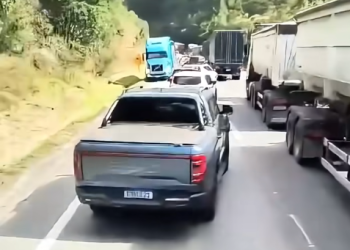 Caminhoneiros bêbados são flagrados descendo a serra na contramão da BR-277