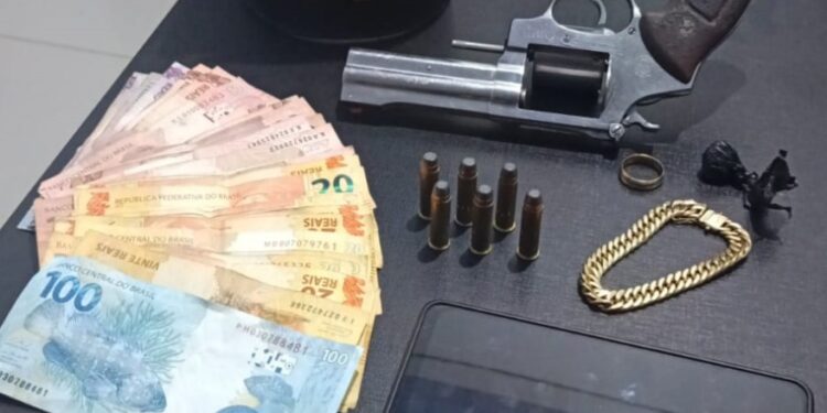 RONE aborda indivíduo e encontra revólver e cocaína