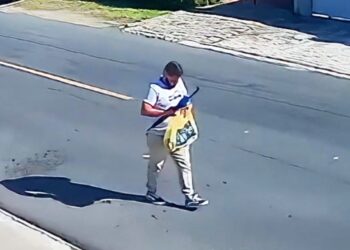 Polícia procura criminoso que rendeu vítima que saía de mercado e roubo carro, veja o vídeo