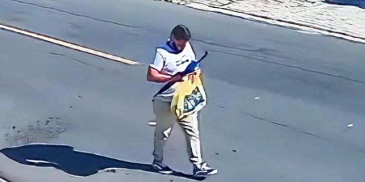 Polícia procura criminoso que rendeu vítima que saía de mercado e roubo carro, veja o vídeo