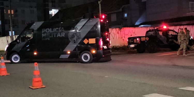 Esquadrão Antibombas é acionado para caminhonete carregada com explosivos