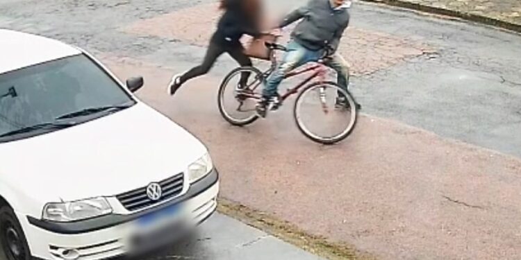 Criminoso derruba mulher no chão em tentativa de roubo a bolsa em Curitiba, veja o vídeo