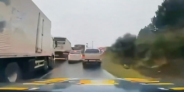 PRF apreende 355 kg de maconha em caminhonete clonada após acompanhamento tático na BR-277