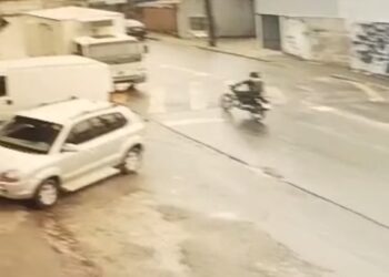 Motociclista atropela pedestre na faixa e foge na Cidade Industrial de Curitiba