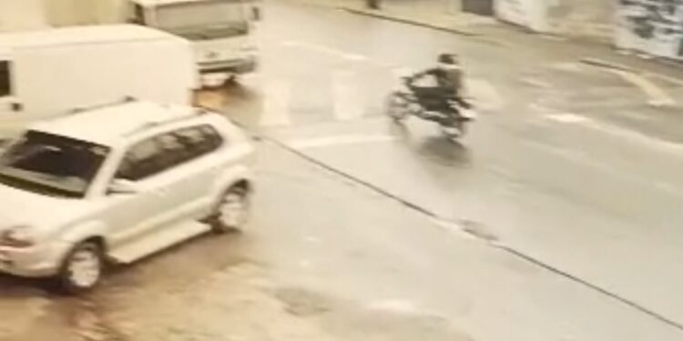 Motociclista atropela pedestre na faixa e foge na Cidade Industrial de Curitiba