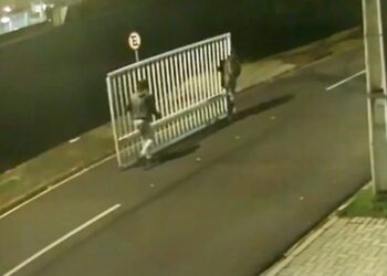 Câmera flagra dupla furtando portão de igreja em Curitiba