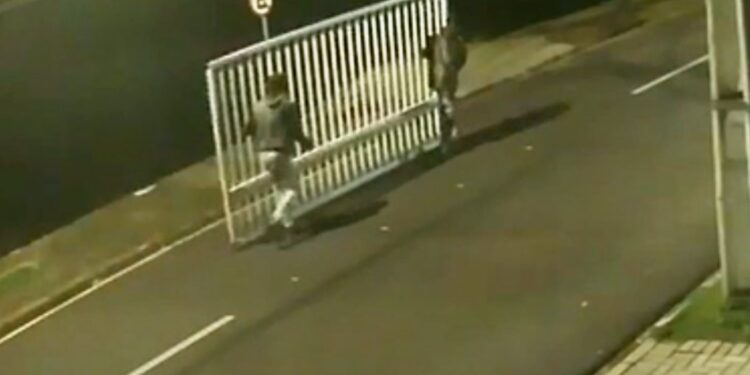Câmera flagra dupla furtando portão de igreja em Curitiba