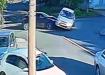 Colisão seguida de tombamento é registrada por câmera de segurança no Sítio Cercado