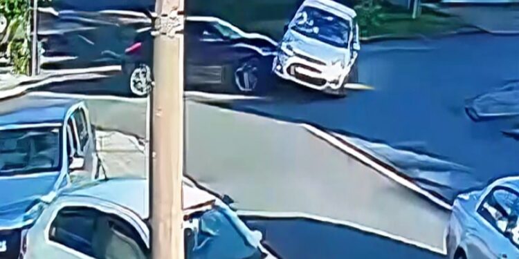 Colisão seguida de tombamento é registrada por câmera de segurança no Sítio Cercado