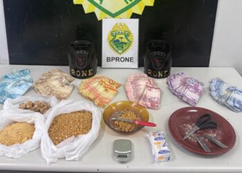 RONE fecha biqueira no Parolin e apreende crack e dinheiro