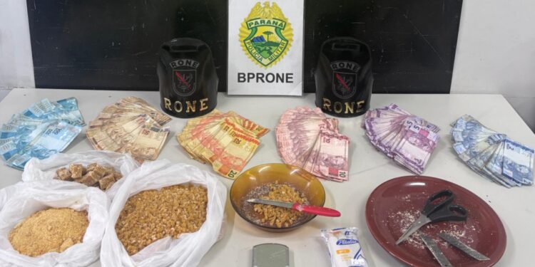 RONE fecha biqueira no Parolin e apreende crack e dinheiro