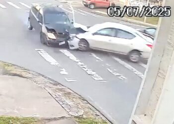 Câmera flagra colisão frontal no Bairro Alto