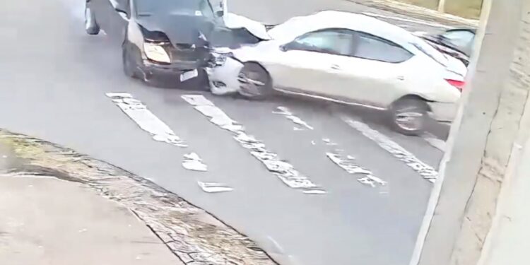 Câmera flagra colisão frontal no Bairro Alto