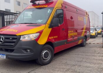 PM é acionada para situação de cárcere privado e homem vai para cima de policiais