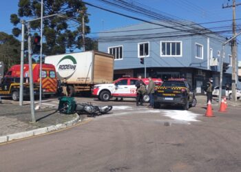 Motociclista perde a vida em colisão com caminhão em Araucária