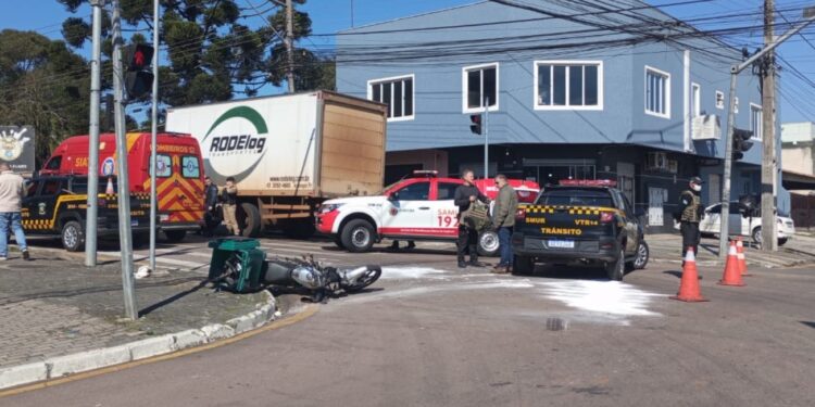 Motociclista perde a vida em colisão com caminhão em Araucária