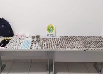 ROTAM fecha biqueira e apreende drogas, dinheiro e menores em Piraquara