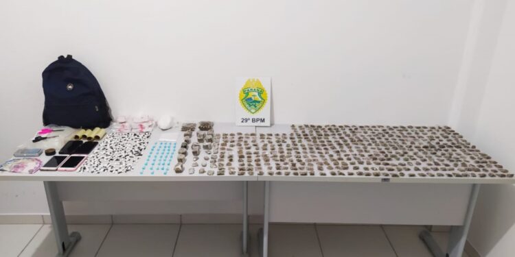 ROTAM fecha biqueira e apreende drogas, dinheiro e menores em Piraquara