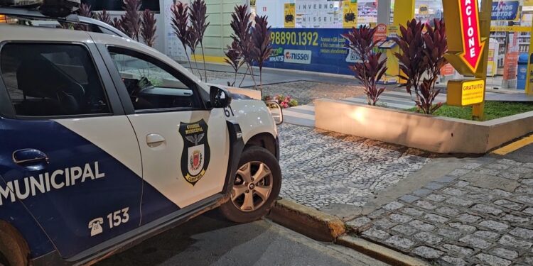 Indivíduo que esfaqueou o pai, fugiu e esfaqueou farmacêuticos em farmácia durante assalto, morre após ser preso