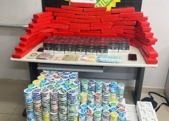 Após receber denúncia, PM aborda caminhão e encontra maconha e cigarros eletrônicos