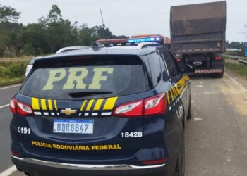 PRF aborda e prende caminhoneiro bêbado na BR-376