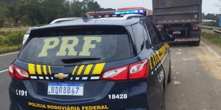 PRF aborda e prende caminhoneiro bêbado na BR-376