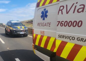 Menino de 11 anos é atropelado por caminhão quando corria atrás de pipa