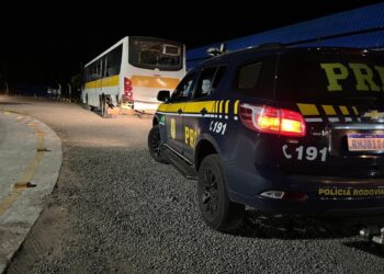 Motorista de caminhão realiza ultrapassagem em local proibido, bate em ônibus que transportava trabalhadores e foge do local