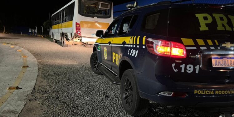 Motorista de caminhão realiza ultrapassagem em local proibido, bate em ônibus que transportava trabalhadores e foge do local