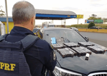 PRF encontra canetas emagrecedoras contrabandeadas escondidas em fundo falso de BMW na BR-376