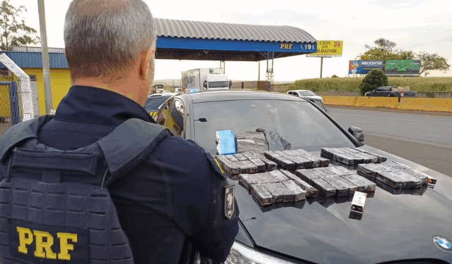 PRF encontra canetas emagrecedoras contrabandeadas escondidas em fundo falso de BMW na BR-376