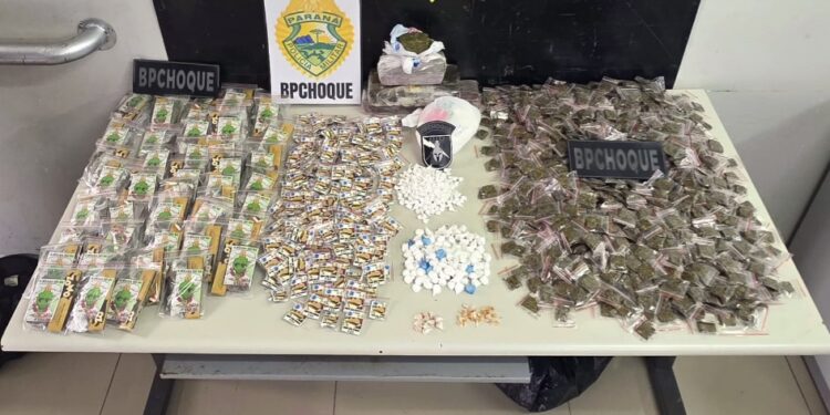 CHOQUE e CIOC fecham biqueira no Parolin, apreendem drogas e três são presos