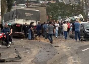 Caminhão desgovernado invade rodovia e provoca grave acidente em Ponta Grossa