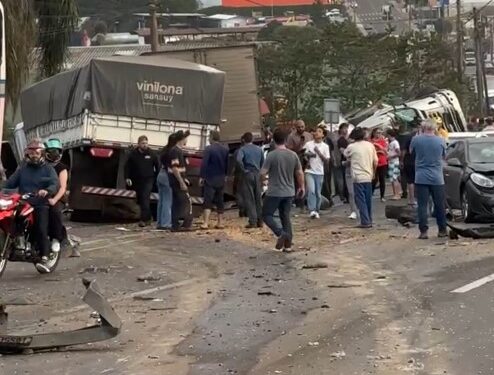 Caminhão desgovernado invade rodovia e provoca grave acidente em Ponta Grossa