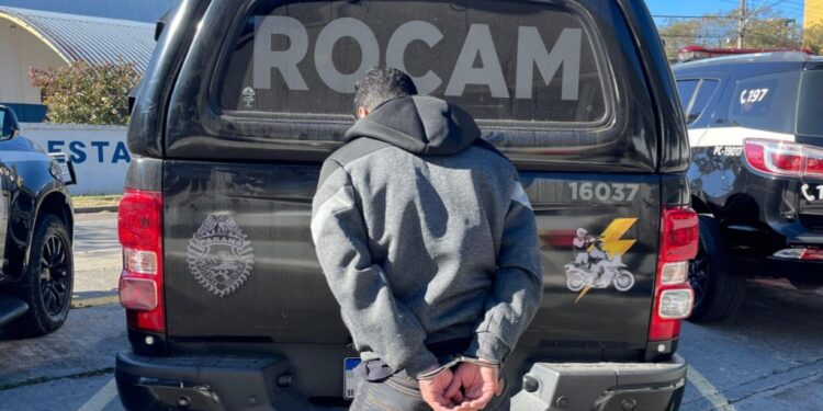 Tornozelado é flagrado em carro clonado, em Piraquara