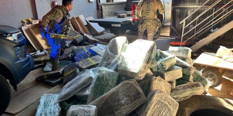 PRF apreende 2 toneladas de maconha em barracão